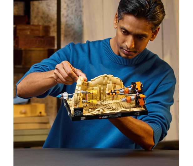 LEGO Star Wars™ 75380 Diorama: Wyścig ścigaczy w Mos Espa - 1279511 - zdjęcie 5